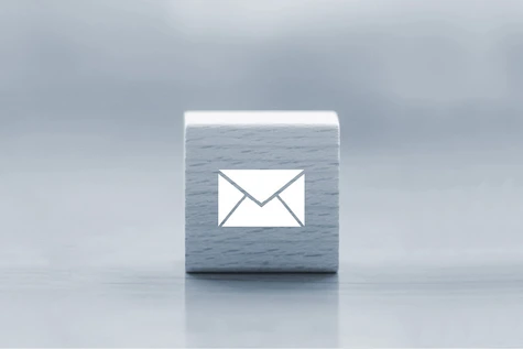 Holzwürfel mit einem Brief-Symbol